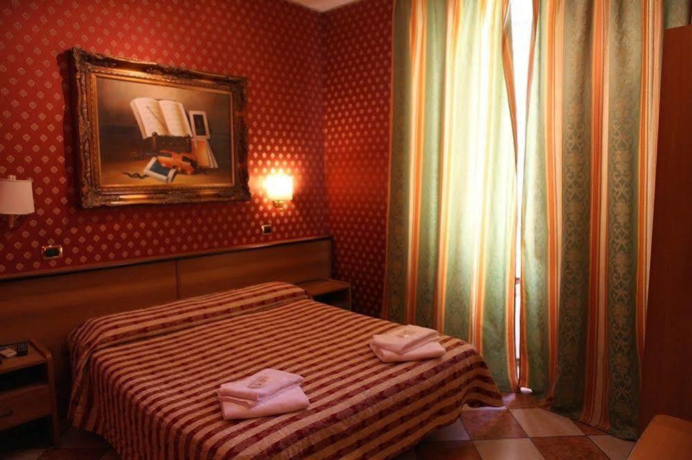 Hotel Hollywood Róma Kültér fotó