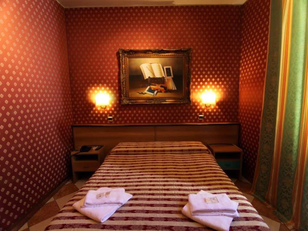 Hotel Hollywood Róma Kültér fotó
